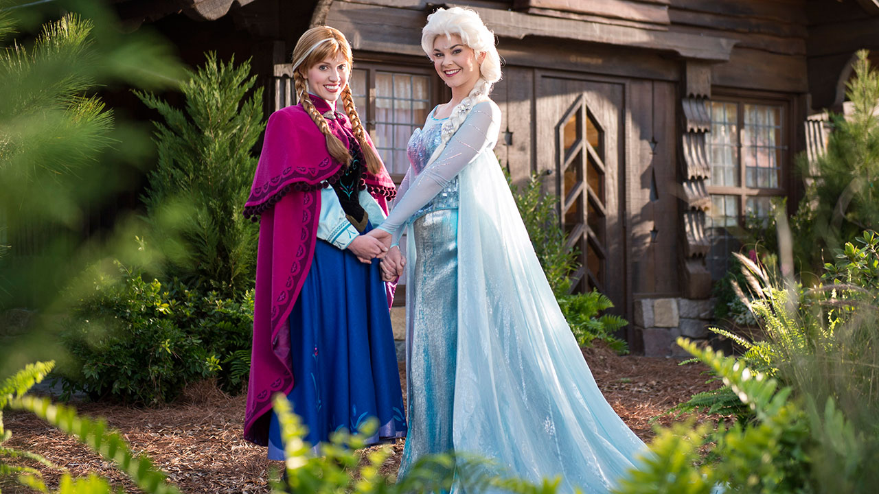 Anna and Elsa at the Royal Sommerhus (Disney)
