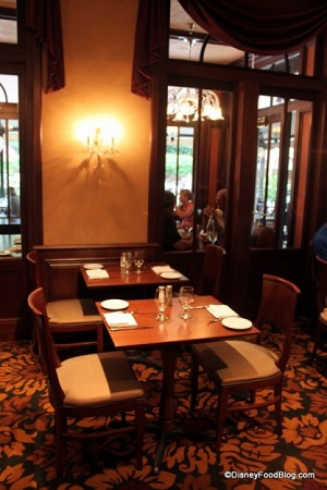 Indoor seating at Tutto Italia