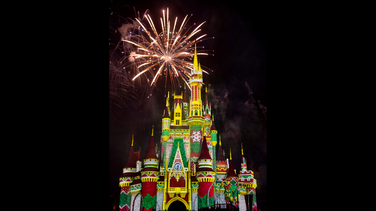 Minnie's Wonderful Christmastime Fireworks Live Stream