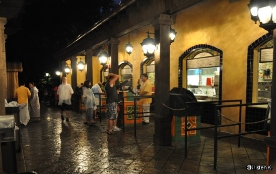 Food ordering queues at La Cantina de San Angel