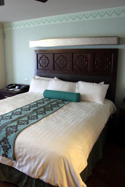 coronado_springs_king_bed.jpg