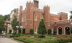 Experience Great Shopping and Grab a Pint at Epcot’s United Kingdom Pavilion