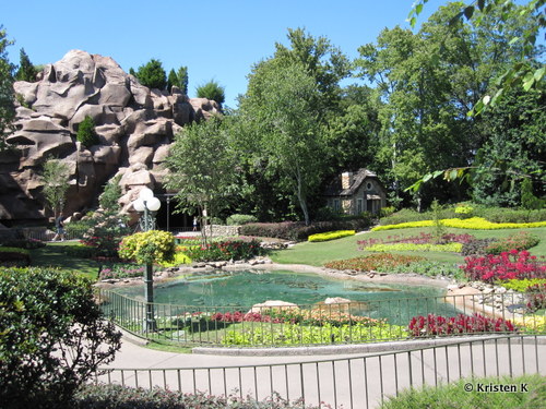 Enjoy Your Drink While Strolling through Victoria Gardens