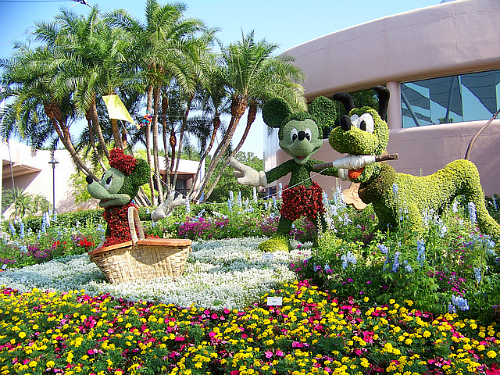 Mickey Picnic Topiary Tableau From 2011